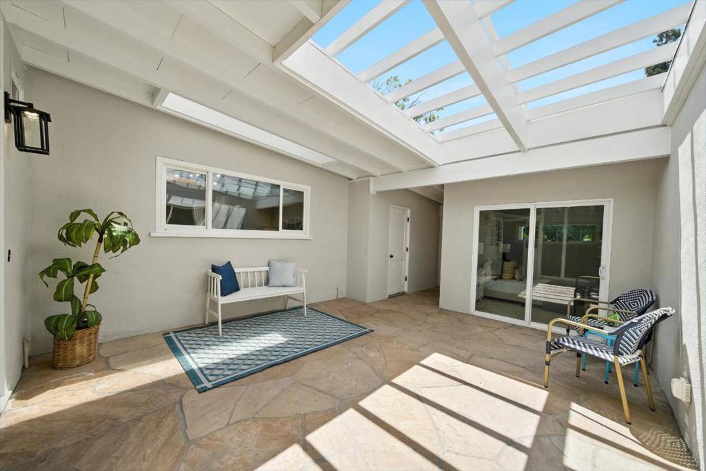 Palo Alto, CA 94303,821 E Meadow DR
