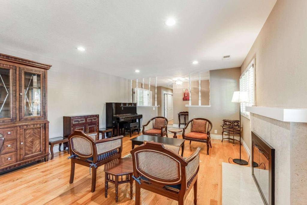Saratoga, CA 95070,12371 Saraglen DR