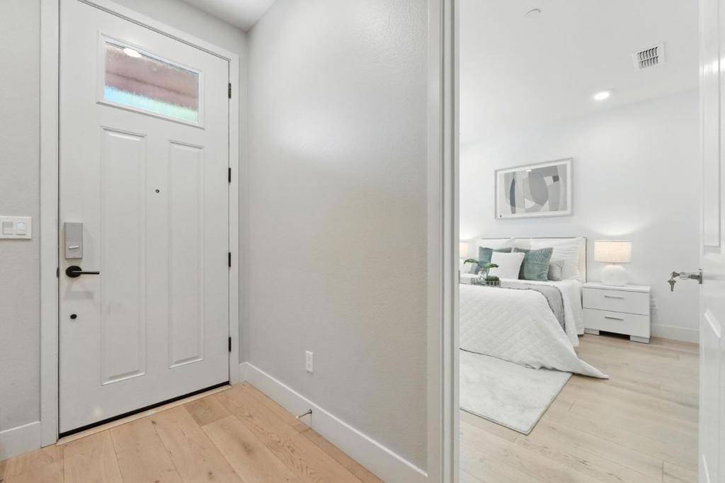 Sunnyvale, CA 94085,895 De Guigne DR #2