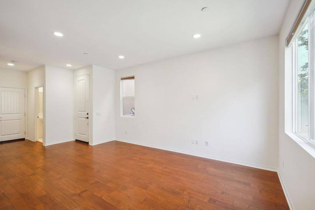 Van Nuys, CA 91401,5858 Levi LN