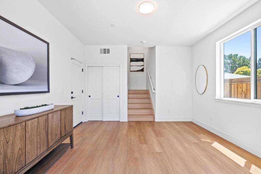 Redwood City, CA 94061,927 Woodside RD