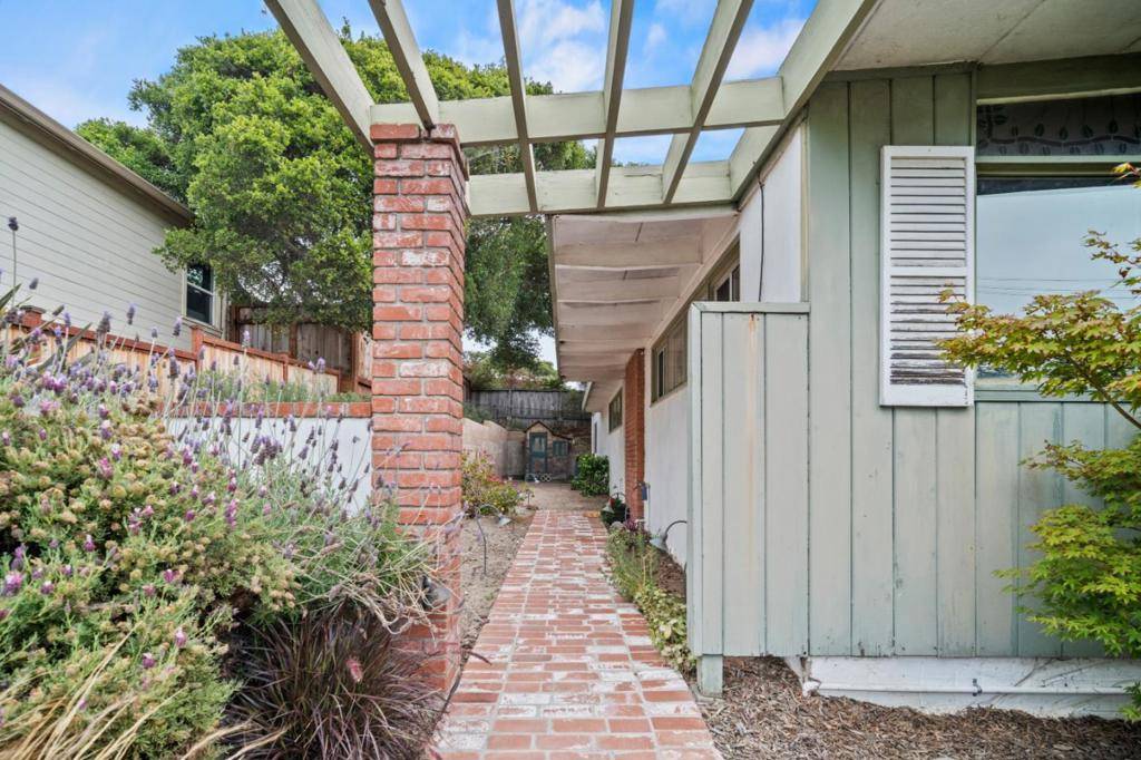 Del Rey Oaks, CA 93940,831 Arlington PL