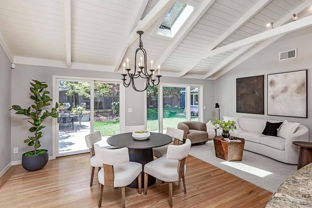 Los Altos, CA 94024,1700 Holt AVE