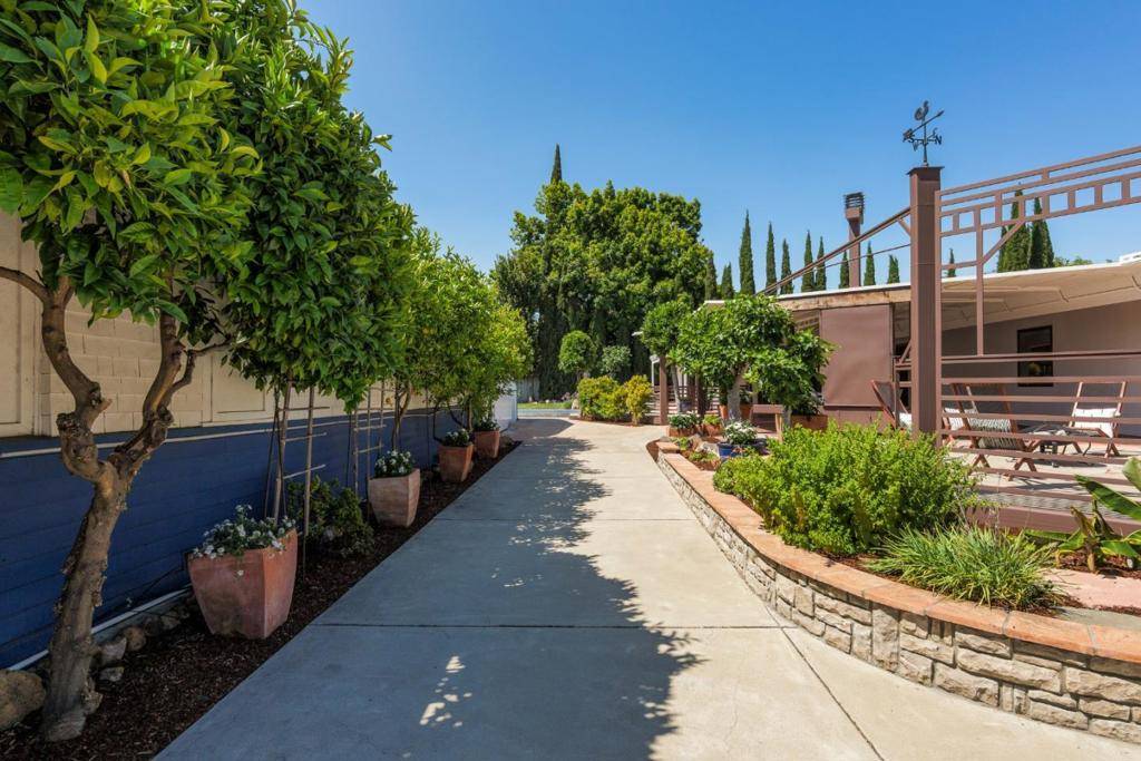 Palo Alto, CA 94303,3160 Louis RD