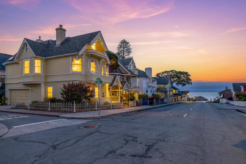 Pacific Grove, CA 93950,132 Forest AVE