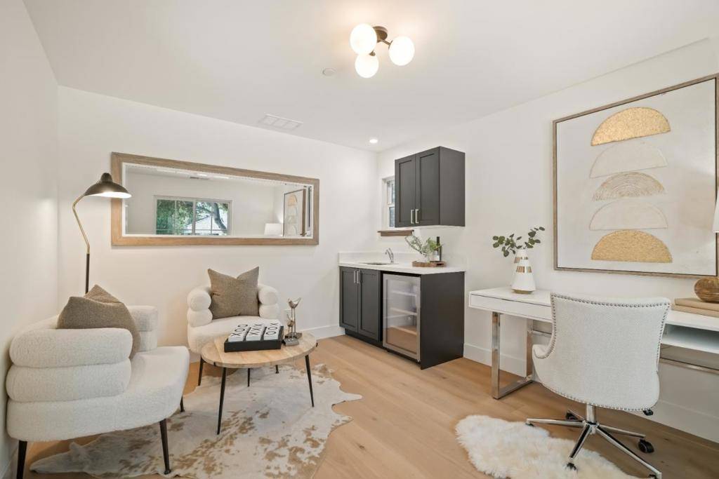 Menlo Park, CA 94025,911 Peggy LN