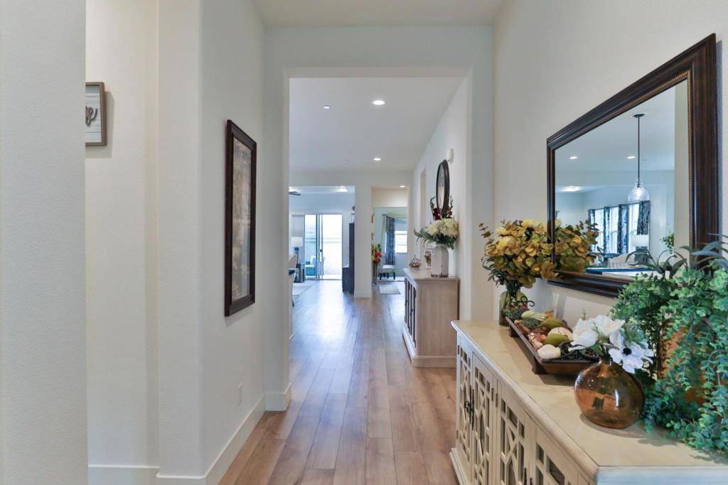 Hollister, CA 95023,2102 White Oak DR