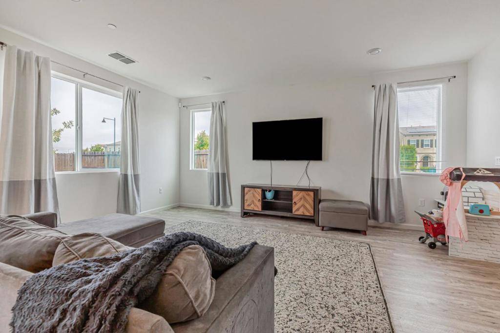 Hollister, CA 95023,500 Duran DR