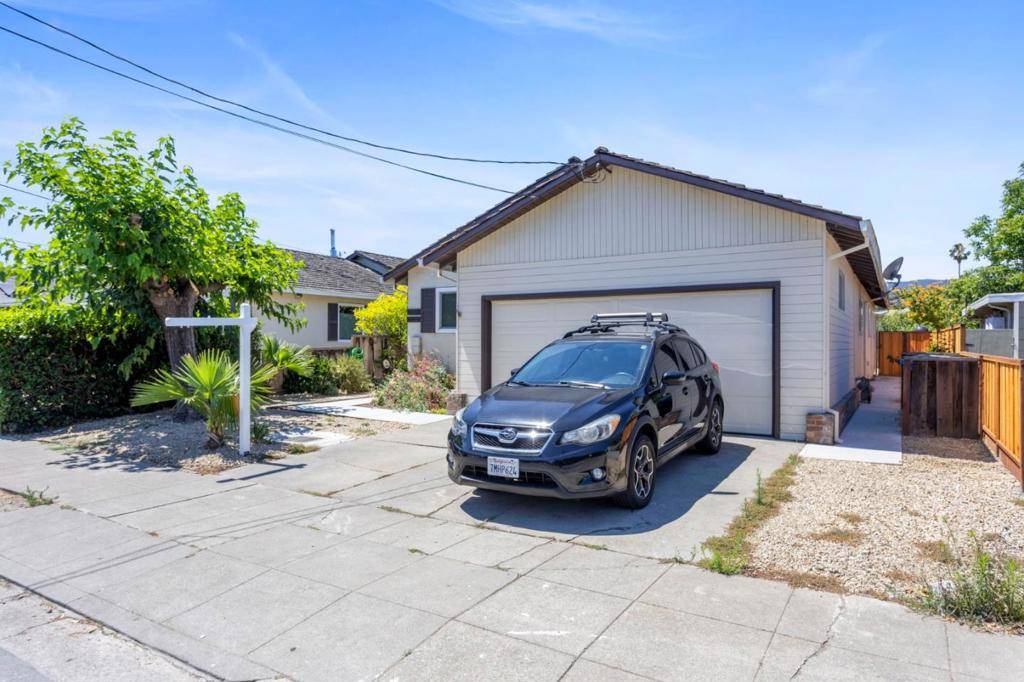 Redwood City, CA 94061,938 Valota RD