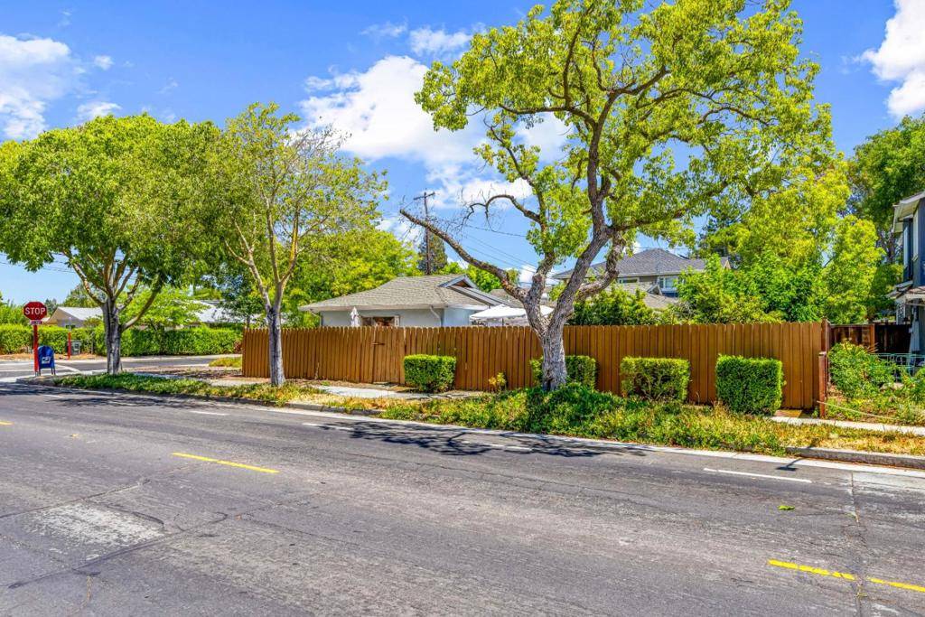 Palo Alto, CA 94306,3160 Waverley Street