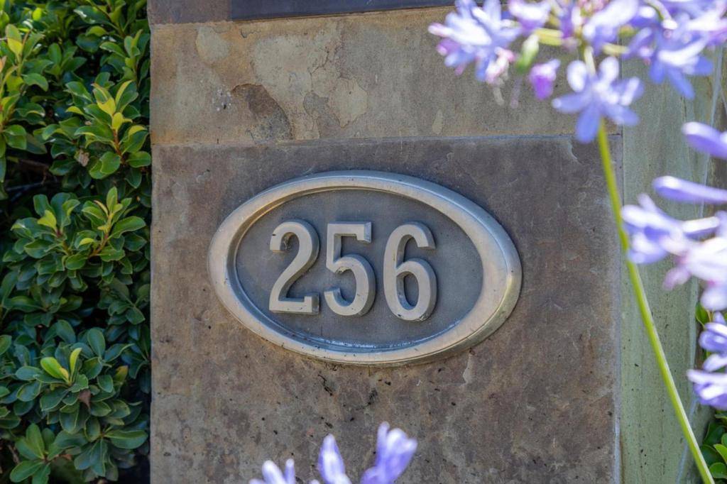 Los Gatos, CA 95032,256 Marchmont CT