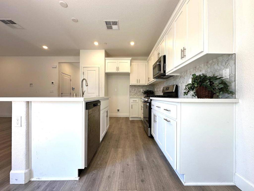 Pittsburg, CA 94565,61 Brook LN