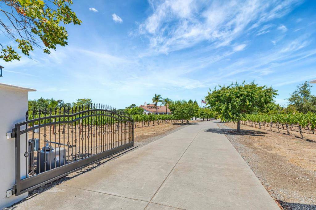 Hollister, CA 95023,1152 Little River DR