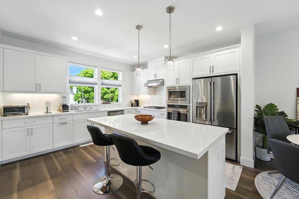 Mountain View, CA 94043,2016 Thea CIR