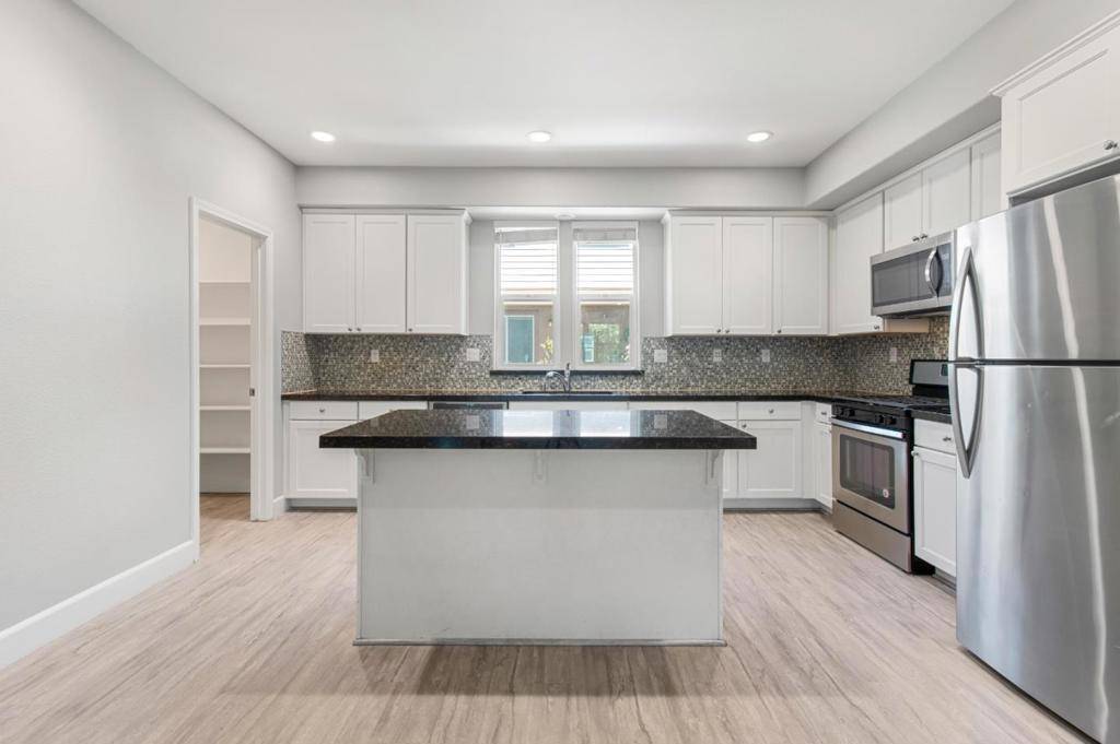 Martinez, CA 94553,905 Tierney PL