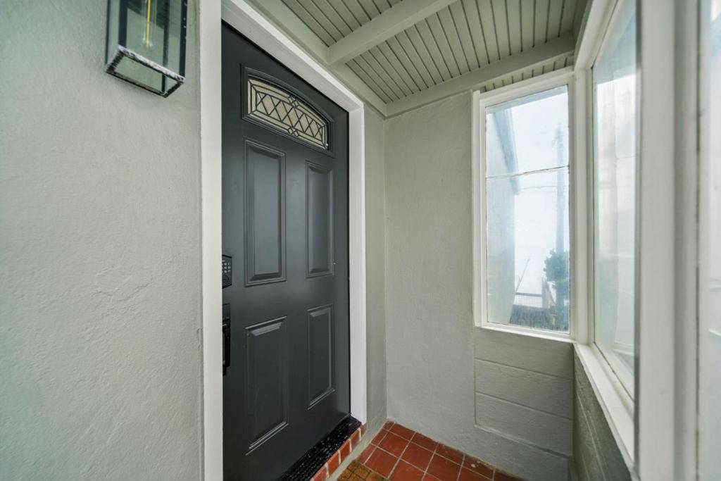 Daly City, CA 94015,896 Skyline DR