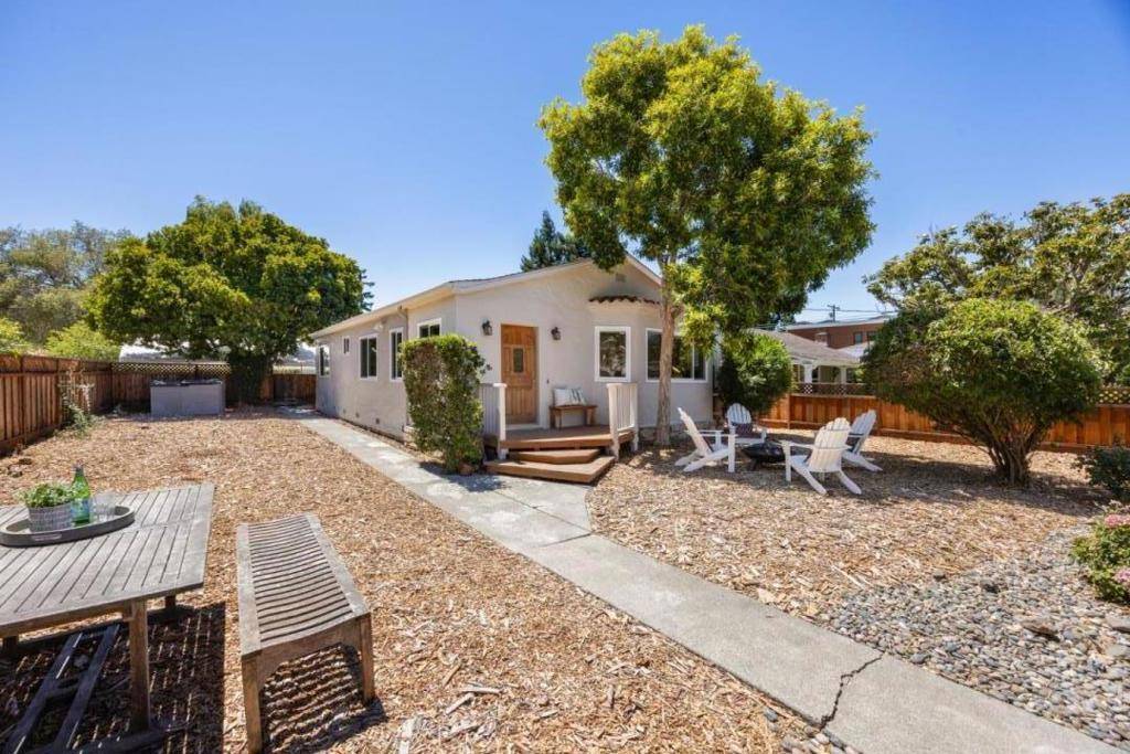 Menlo Park, CA 94025,3820 Fair Oaks AVE