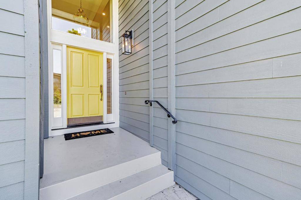 Half Moon Bay, CA 94019,515 Silver AVE