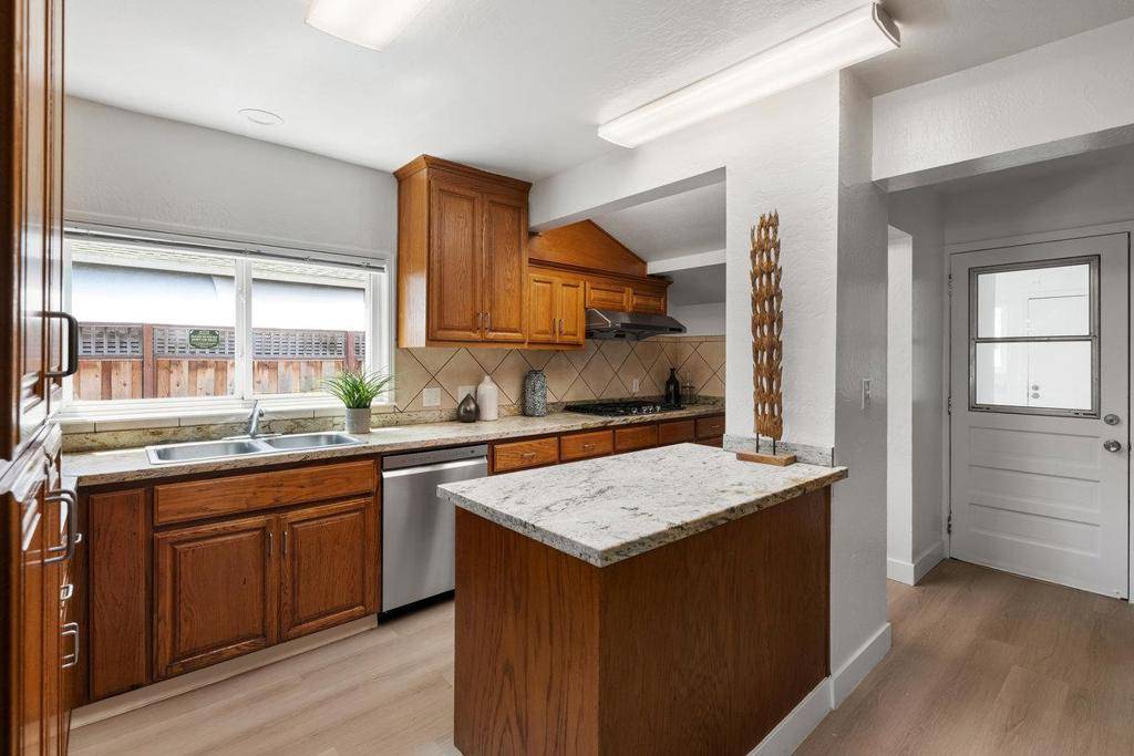 Redwood City, CA 94063,639 Douglas AVE