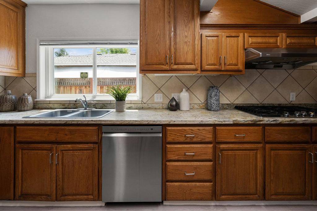 Redwood City, CA 94063,639 Douglas AVE