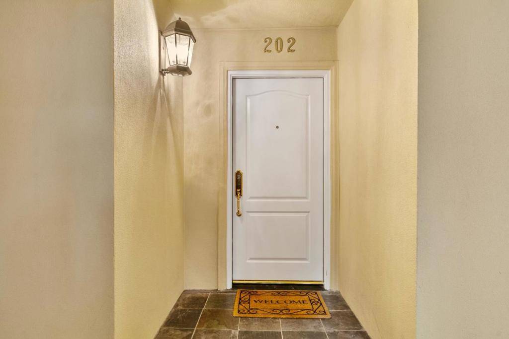 Burlingame, CA 94010,1499 Oak Grove AVE #202