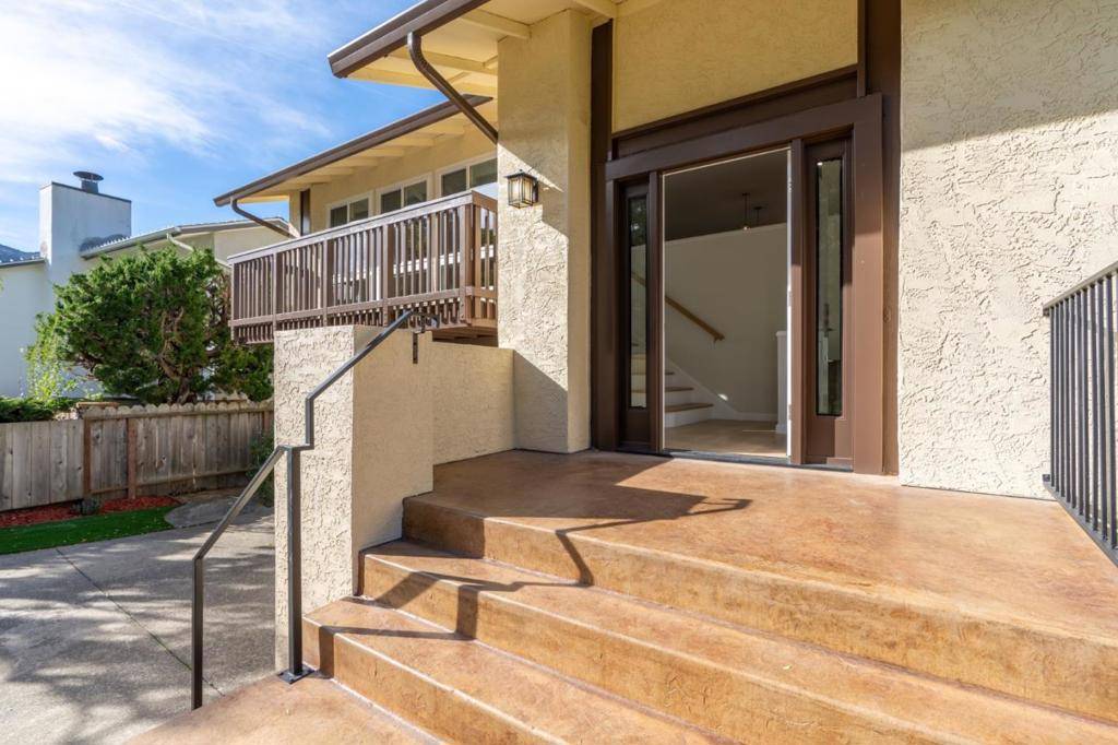 Pacifica, CA 94044,29 Barton PL