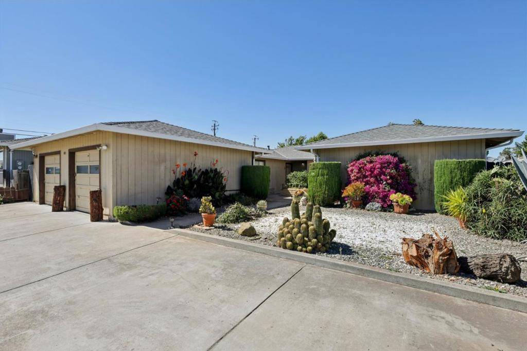 Hollister, CA 95023,880 Apricot LN