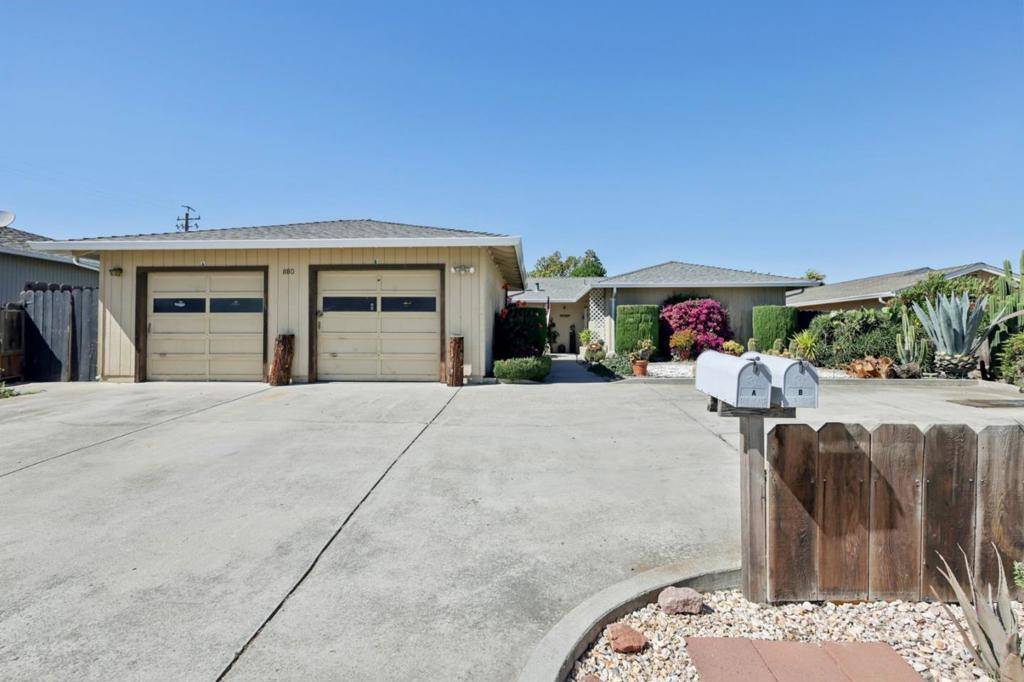 Hollister, CA 95023,880 Apricot LN