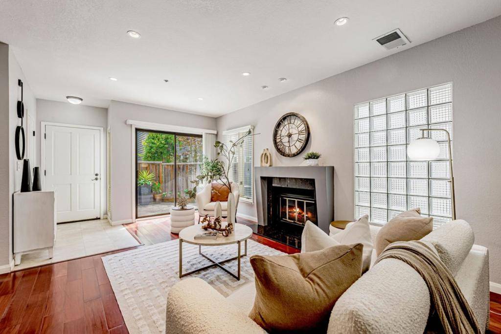 Palo Alto, CA 94301,907 Cowper ST