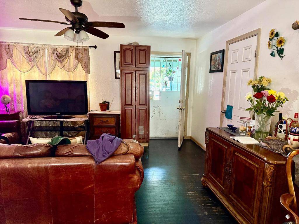 East Palo Alto, CA 94303,2380 Ralmar AVE