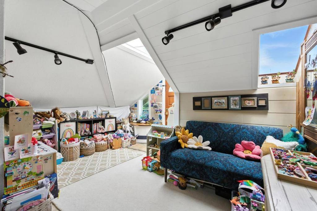 Half Moon Bay, CA 94019,575 Myrtle ST