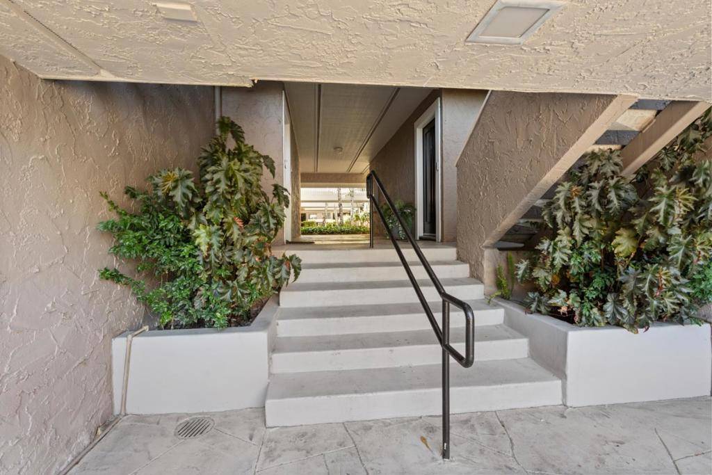Menlo Park, CA 94025,675 Sharon Park DR #101