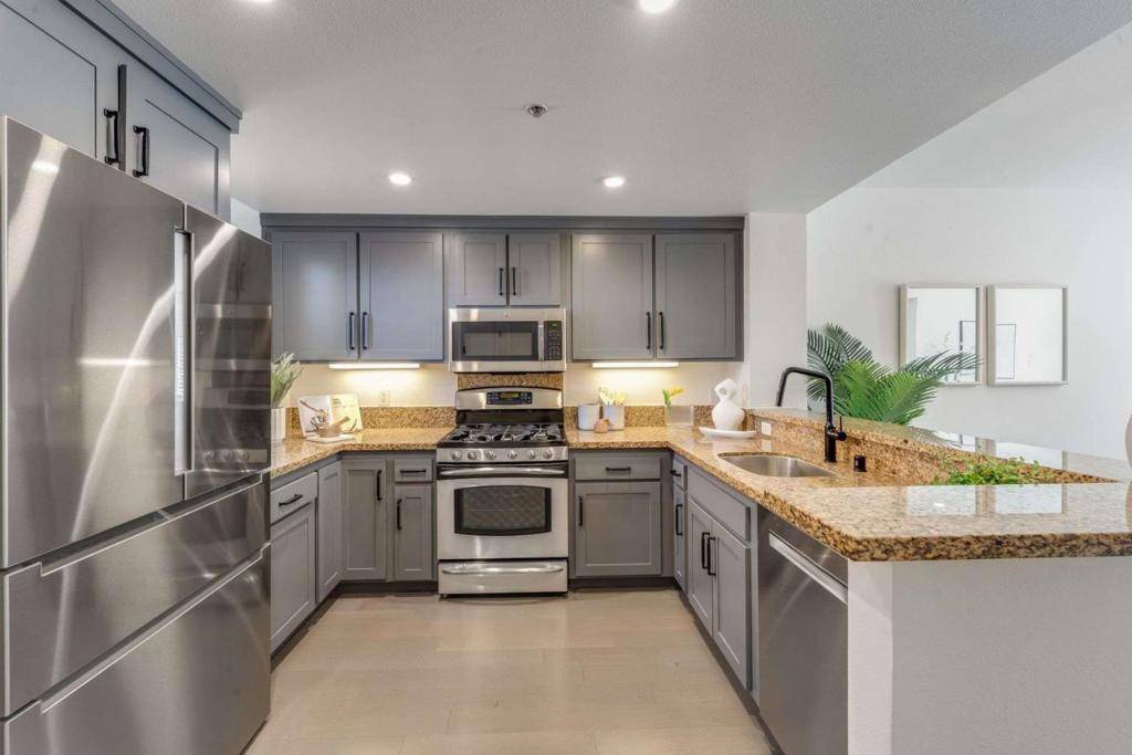 San Francisco, CA 94134,401 Crescent CT #4401