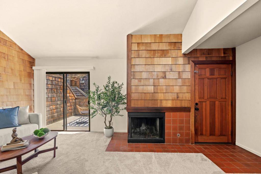 Monterey, CA 93940,461 Dela Vina AVE #209