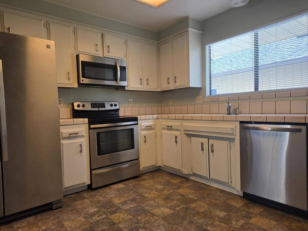 Salinas, CA 93906,1884 Cherokee DR #4