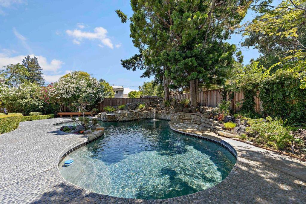 Los Altos, CA 94024,861 Riverside DR