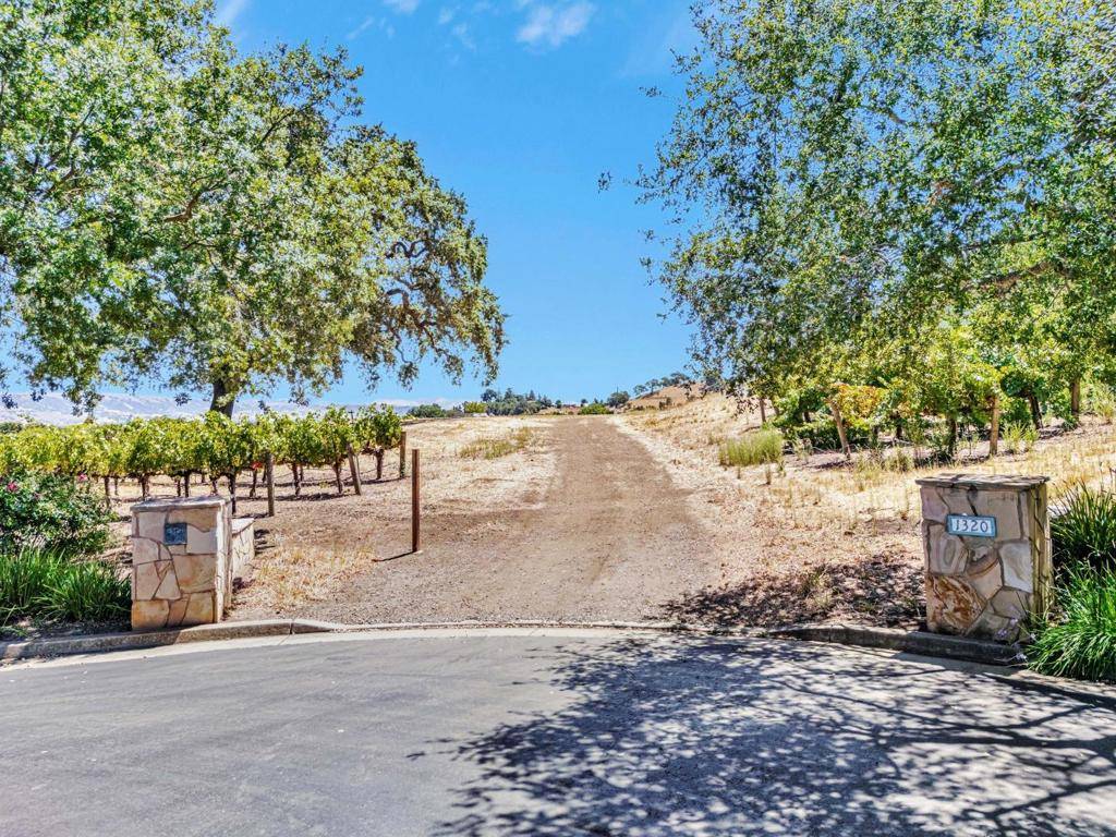 San Martin, CA 95046,1322 Lions Peak LN