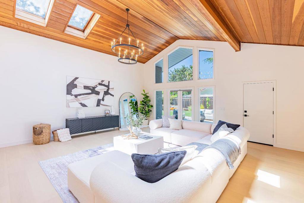 Los Altos, CA 94024,2083 Louise LN