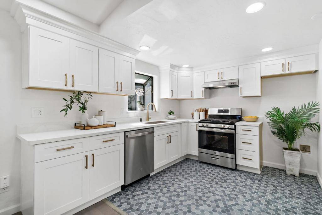 Los Gatos, CA 95033,18122 Virginia DR