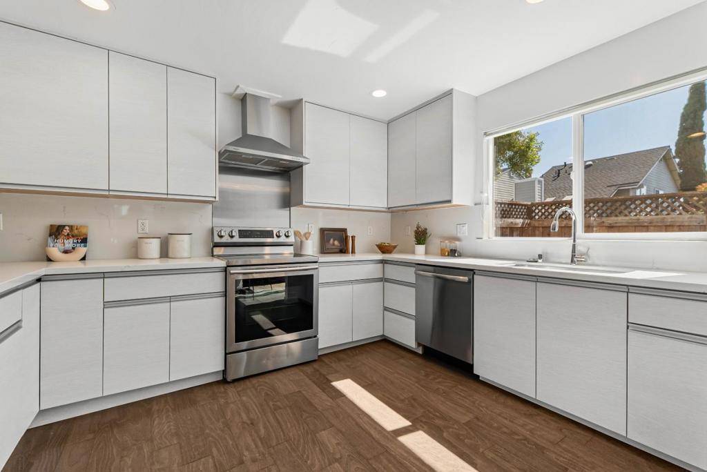 Foster City, CA 94404,851 Peary LN