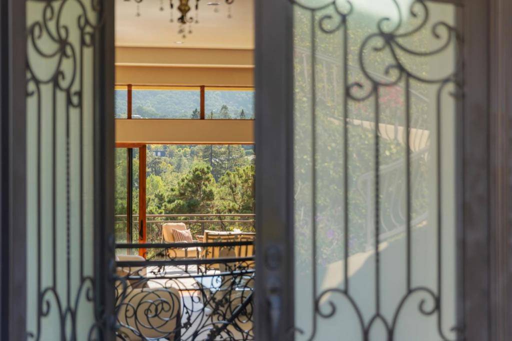 Los Altos, CA 94024,24570 Ruth Lee CT