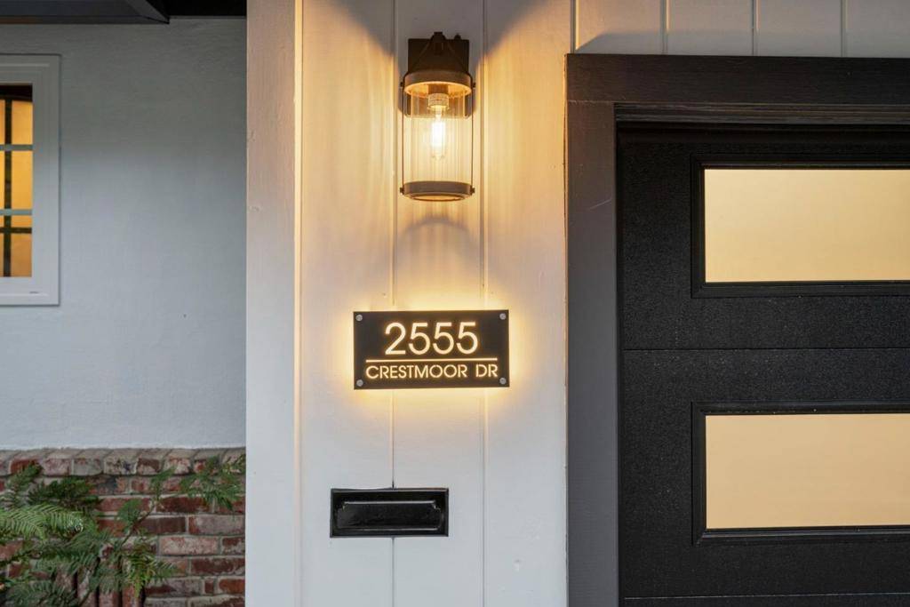 San Bruno, CA 94066,2555 Crestmoor DR