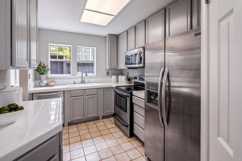 Menlo Park, CA 94025,2160 Santa Cruz AVE #22