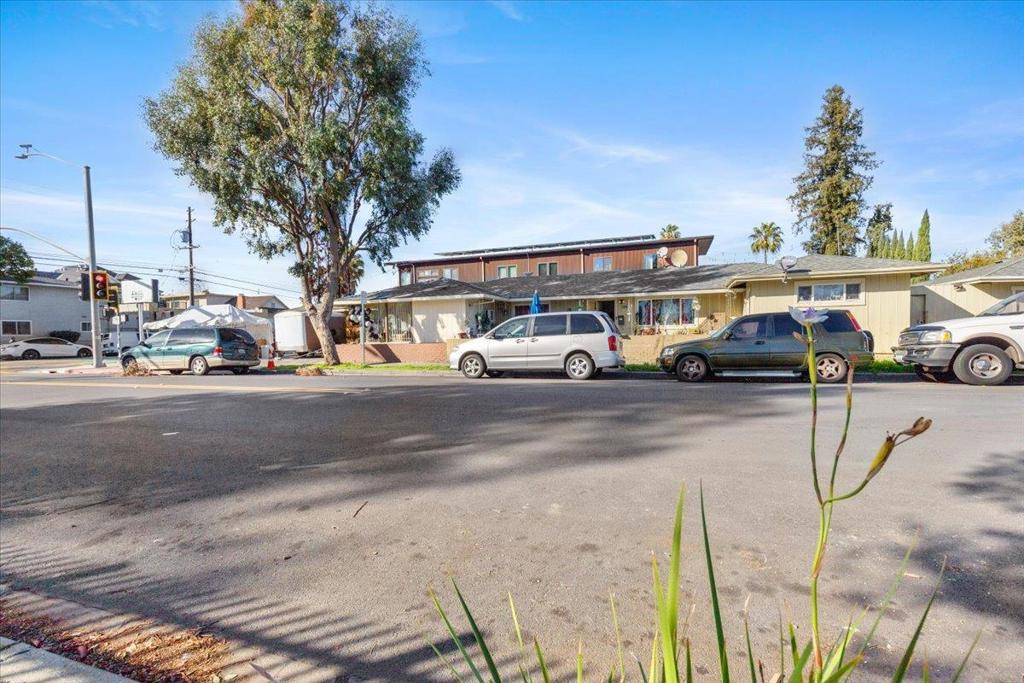 San Jose, CA 95110,896 S Almaden AVE