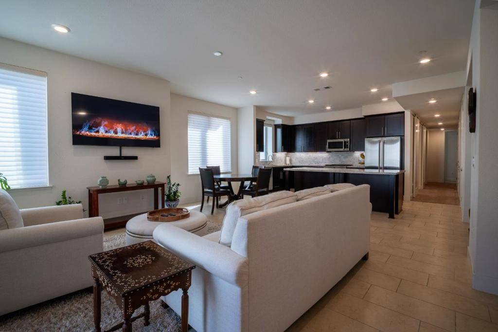 Foster City, CA 94404,708 Eppleton LN #204