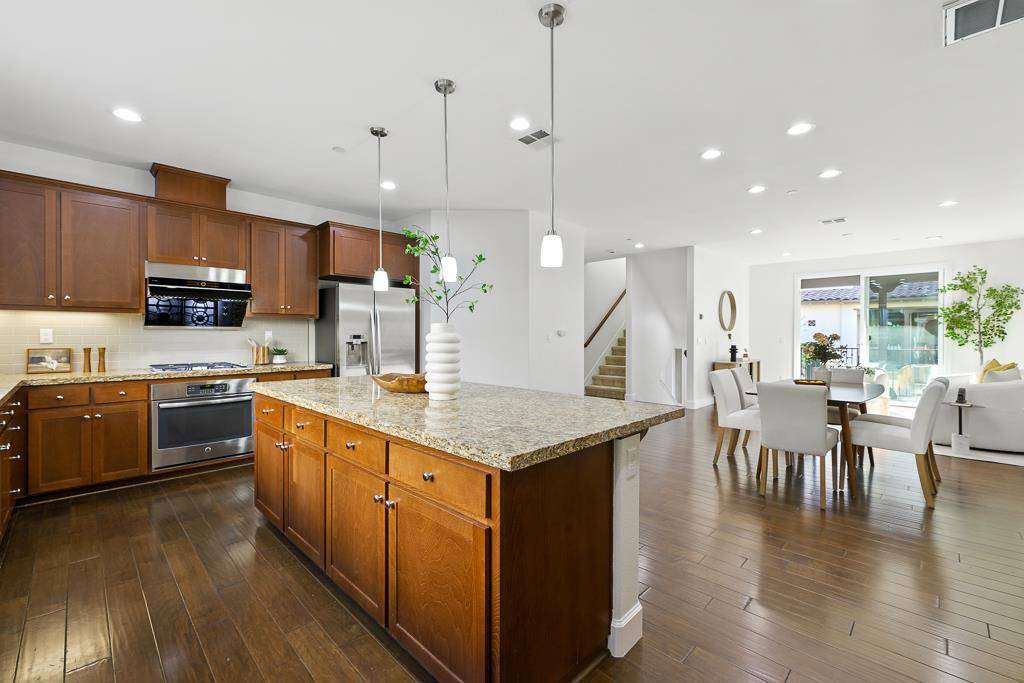 Sunnyvale, CA 94087,541 Holthouse TER