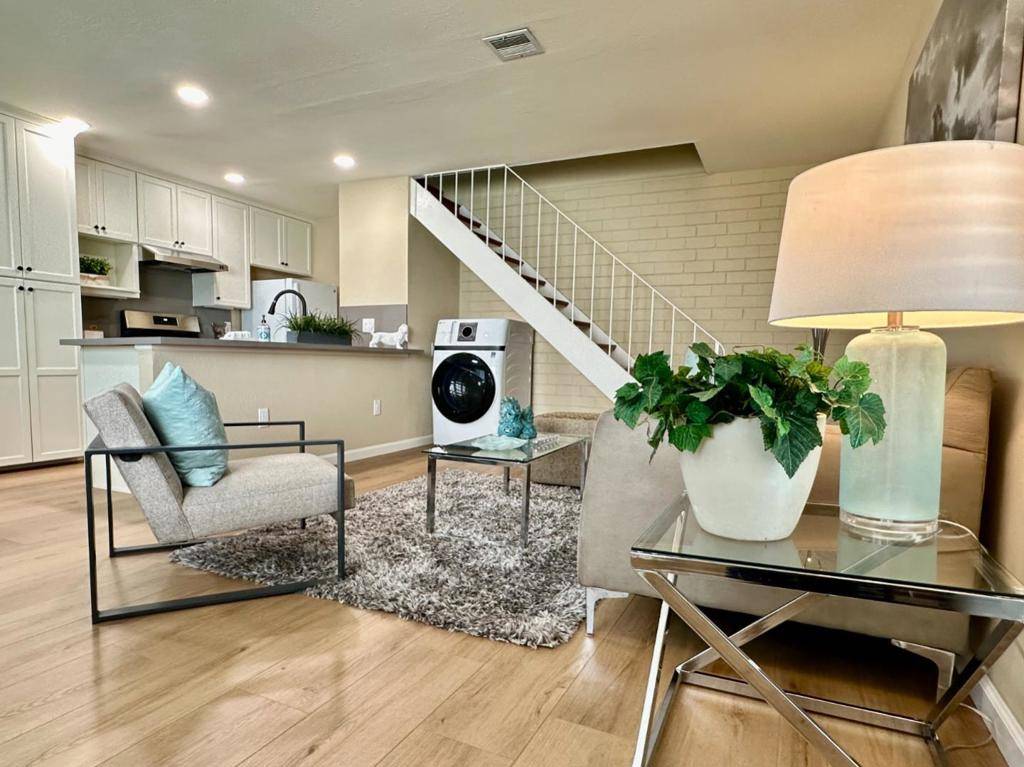 Pleasanton, CA 94588,2122 Arroyo CT #3