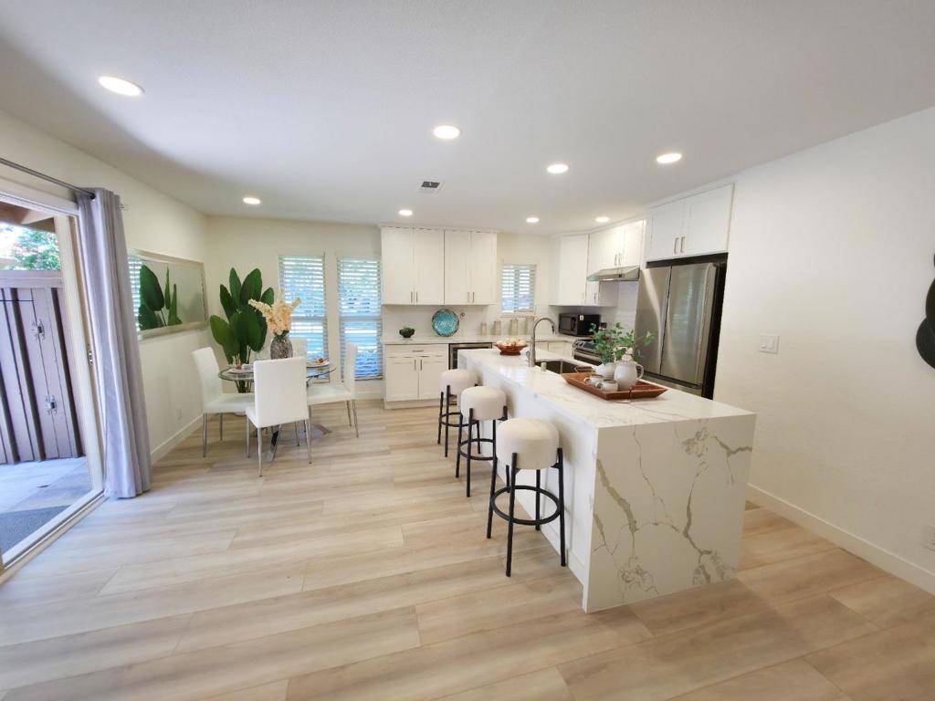 Sunnyvale, CA 94086,233 Red Oak DR #D