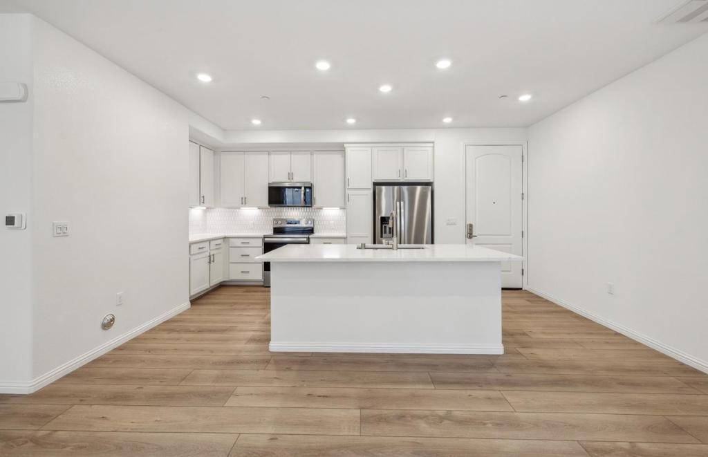 Sunnyvale, CA 94089,400 Siam TER #9