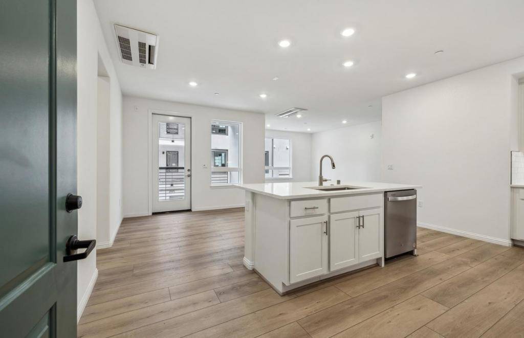 Sunnyvale, CA 94089,400 Siam TER #9